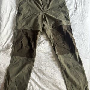 Aritzia Women's Traverse Army green Cargo convertible Pants